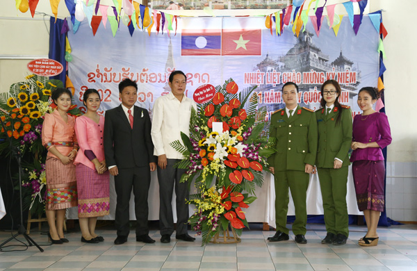 Đại diện các đơn vị chức năng thuộc Học viện CSND tặng hoa chúc mừng Quốc khánh Lào.